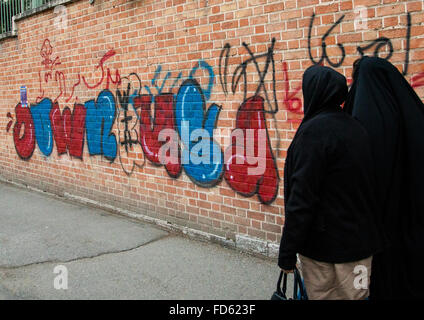 Anti-amerikanische Wandbild Propaganda an der Wand des ehemaligen US-Botschaft sagen, unten mit Usa, Central District, Teheran, Iran Stockfoto