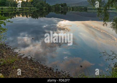 Reflexionen im Loch Alvie Stockfoto