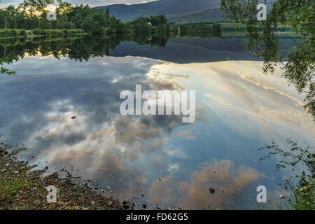 Reflexionen im Loch Alvie Stockfoto