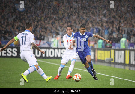 Kiew, UKRAINE - 14. Mai 2015: Leo Matos des FC Dnipro (R) kämpft für einen Ball mit Jose Callejon des SSC Napoli während ihrer UEFA-Eu Stockfoto