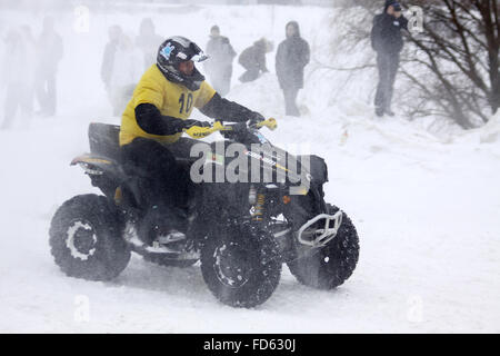 Kiew, UKRAINE - 13. Februar 2010: die Quad-Bike Fahrer Vyacheslav Dovbysh (Yamaha Grizzly 700) fährt über Schnee Spur während der Rallye Baja Kyiv-2010 am 13. Februar 2010 in Kiew Stockfoto