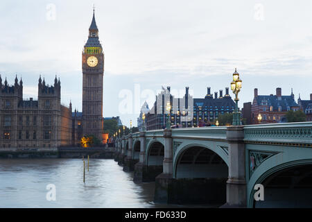 Big Ben und die Houses of Parliament in der Dämmerung in London, natürliches Licht und Farben Stockfoto