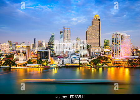 Skyline von Bangkok, Thailand auf den Fluss Chao Phraya. Stockfoto