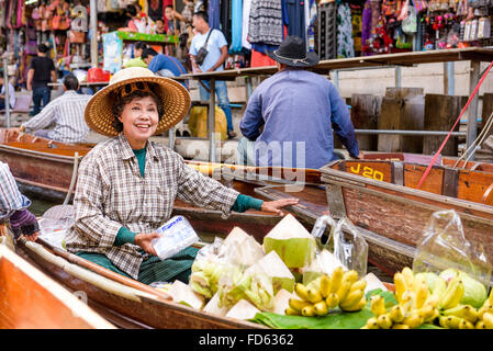 Ein Händler Verkauf ihrer waren bei der Damnoen Saduak Floating Market außerhalb Bangkoks. Stockfoto