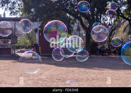 Streetart-Künstler macht große Seifenblasen in den Park De La Ciutadella, Barcelona, Spanien Stockfoto