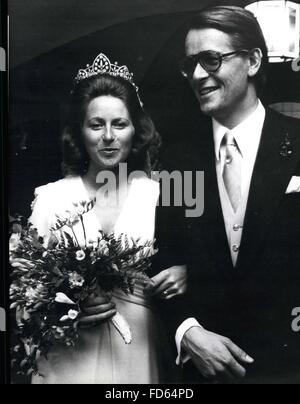 1968 - die Hochzeit von Prinzessin Marita Zu Schleswig-Holstein und Wilfrid Von Plothy: am Samstag, den 24. Mai, die Hochzeit der Prinzessin Marita Zu Schleswig-Holstein mit dem Hamburger Bank-Besitzer Wilfrid Von Plotha fand in der kleinen Stadt Glucksberg/Northern Germany. Das Paar bekam einander in einem Münchner Biergarten kennen. Foto zeigt die Braut und der Bräutigam nach der Hochzeit. © Keystone Bilder USA/ZUMAPRESS.com/Alamy Live-Nachrichten Stockfoto