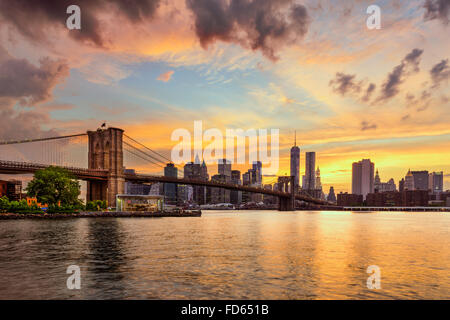 Skyline von New York City, USA aus dem East River und die Brooklyn Bridge. Stockfoto