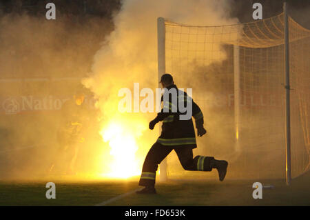 Feuerwehrmann läuft unter Verastungen während des FIFA 2010 World Cup Gruppe 6 Qualifying Matches zwischen England und der Ukraine Stockfoto