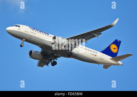 Lufthansa Airbus A320-214(WL) D-AIUK Ankunft am Flughafen London Heathrow, Vereinigtes Königreich Stockfoto