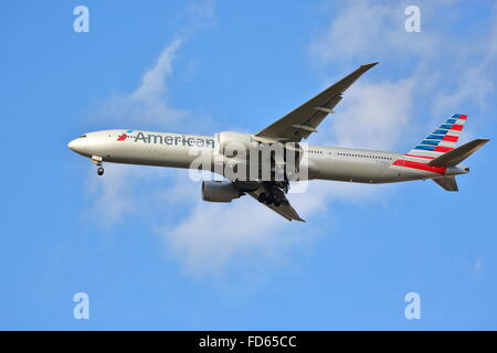 American Airlines Boeing 777-300ER N723AN Landung am Flughafen London Heathrow, Vereinigtes Königreich Stockfoto