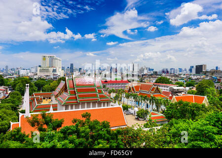 Skyline von Bangkok, Thailand über Wat Saket Tempelgebäude. Stockfoto