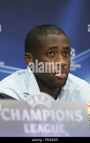 FC Barcelona Mittelfeldspieler Yaya Toure besucht eine Pressekonferenz vor UEFA Champions League-Fußballspiel gegen den FC Dynamo Kyiv Stockfoto