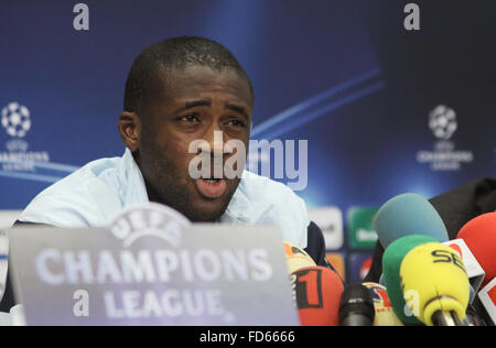 FC Barcelona Mittelfeldspieler Yaya Toure besucht eine Pressekonferenz vor UEFA Champions League-Fußballspiel gegen den FC Dynamo Kyiv Stockfoto