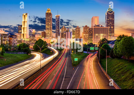 Atlanta, Georgia, USA Innenstadt Skyline über Freiheit Parkway. Stockfoto
