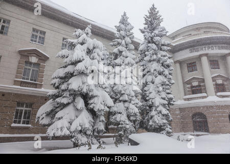 Odessa, Ukraine - 18. Januar 2016: Ein leistungsfähiges Zyklon, Sturm, Schneefall gelähmt die Stadt. Winter-Probleme mit dem Auto. Straße Stockfoto