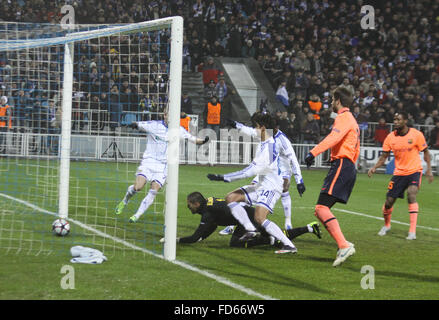 Kiew, UKRAINE - 9. Dezember: Torwart Victor Valdes des FC Barcelona verpasst den Ball während der UEFA Champions League Spiel gegen F Stockfoto