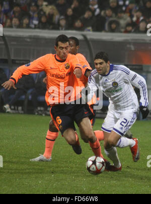 Kiew, UKRAINE - 9. Dezember: Sergio Busquets (L) von Barcelona kämpft für einen Ball mit Gerson Magrao (R) von Dynamo Kiew während thei Stockfoto