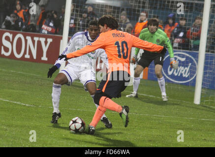 Kiew, UKRAINE - 9. Dezember: Lionel Messi (orange T-shirt) von Barcelona kämpft für einen Ball mit Betao von Dynamo Kiew während ihrem UEFA-Champions-League-Spiel am 9. Dezember 2009 in Kiew Stockfoto