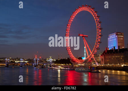 London Eye, Riesenrad, in rot und Blick auf den Fluss Themse in der Nacht beleuchtet