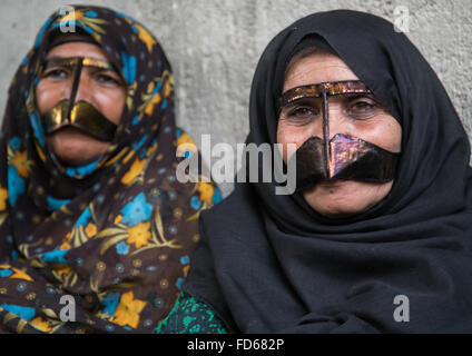 Bandari Frauen tragen traditionellen Masken bezeichnet die Burkas mit einem Schnurrbart Form, Qeshm Insel, Salakh, Iran Stockfoto