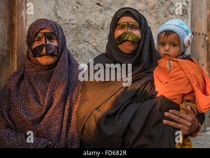 Bandari Frauen tragen traditionellen Masken bezeichnet die Burkas mit einem Schnurrbart Form, Qeshm Insel, Salakh, Iran Stockfoto