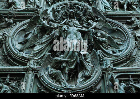 Christi Himmelfahrt. Detail der bronzene Eingangstür von der Mailänder Dom (Duomo di Milano) in Mailand, Italien. Die Bronzetür wurde von dem italienischen Bildhauer Ludovico Pogliaghi 1894-1908 entworfen. Stockfoto