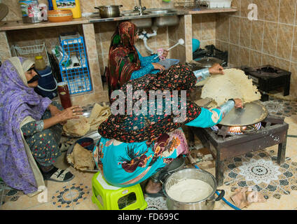 Bandari Frauen tragen traditionellen Masken in einer Küche, Qeshm Insel, Salakh, Iran Stockfoto