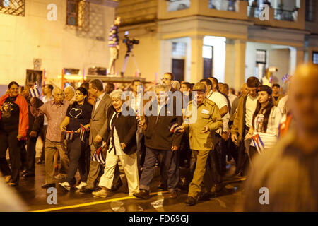 Havanna, Havanna, Kuba. 27. Januar 2016. Havanna, Kuba '' "RAUL CASTRO besucht die kubanischen Studenten März. Jedes Jahr am Abend des 27. Januar Tausende von Studenten in Havanna Line-up auf den Straßen und marschieren mit brennenden Fackeln aus Universität Havanna in Richtung der berühmten Strandpromenade Malecon zu erkennen und zu Ehren der Geburtstag von ihren Nationalhelden kämpfte für die Unabhängigkeit Kubas, José Marti. Dieses Jahr war der Marsch die 163. Jahrestag der Geburt von José Marti, den 90. Geburtstag des ehemaligen kubanischen Präsidenten Fidel Castro, der siebten Con gewidmet Stockfoto