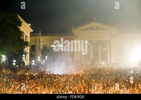 Havanna, Havanna, Kuba. 27. Januar 2016. Havanna, Kuba '' "jedes Jahr am Abend des 27. Januar Tausende von Studenten in Havanna Line-up auf den Straßen und marschieren mit brennenden Fackeln aus Universität Havanna in Richtung der berühmten Strandpromenade Malecon zu erkennen und zu Ehren der Geburtstag von ihren Nationalhelden kämpfte für die Unabhängigkeit Kubas, José Marti. In diesem Jahr widmete sich die 163. Jahrestag der Geburt von José Marti, den 90. Geburtstag des ehemaligen kubanischen Präsidenten Fidel Castro, der siebte Kongress der kubanischen kommunistischen Partei und den 50. Jahrestag der Marsch Stockfoto