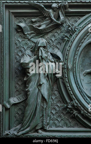 Der Evangelist Matthäus. Detail der bronzene Eingangstür von der Mailänder Dom (Duomo di Milano) in Mailand, Italien. Die Bronzetür wurde von dem italienischen Bildhauer Ludovico Pogliaghi 1894-1908 entworfen. Stockfoto