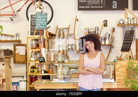Inhaber eines kleinen Unternehmens stehen stolz in ihrem Café Stockfoto