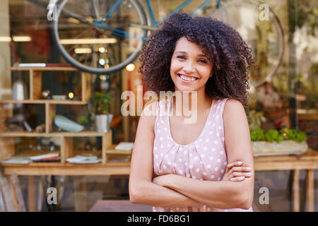 Zuversichtlich Mischlinge Frau vor einem Coffee-shop Stockfoto