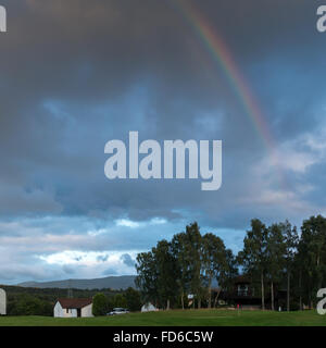 Sonnenuntergang und Regenbogen über Spey Valley Golf &amp; Country Club Stockfoto