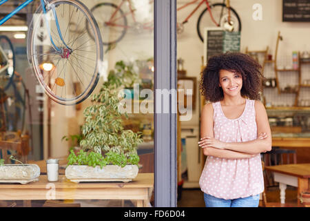 Kaffee-Shop-Betreiber stehen in der Tür von ihrem café Stockfoto