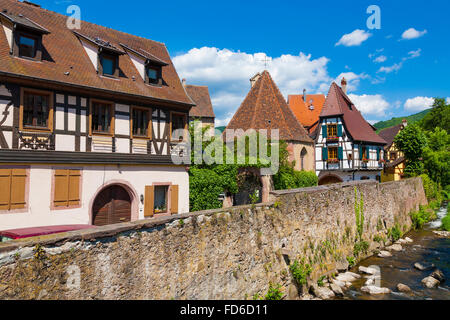 Häuser am Rande der Weiss Fluss Kaysersberg, Weinstraße, Elsass Haut-Rhin-Frankreich Stockfoto