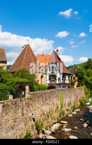 Häuser am Rande der Weiss Fluss Kaysersberg, Weinstraße, Elsass Haut-Rhin-Frankreich Stockfoto