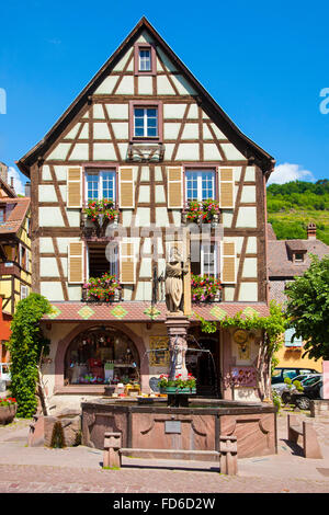 Fachwerkhaus und Saint Constantin Statue auf dem alten Markt Quadrat Kaysersberg Elsass Haut-Rhin-Frankreich Stockfoto