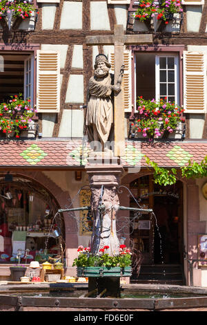 Saint Constantin Statue auf dem alten Markt square Kaysersberg Elsass Haut-Rhin-Frankreich Stockfoto