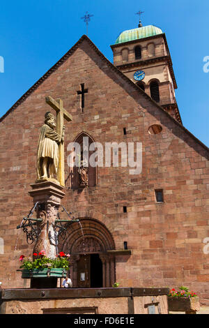 Saint Constantin Statue auf dem alten Marktplatz und der Sainte Croix Kirche Kaysersberg Elsass Haut-Rhin-Frankreich Stockfoto