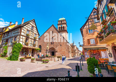 Saint Constantin Statue auf dem alten Marktplatz und der Sainte Croix Kirche Kaysersberg Elsass Haut-Rhin-Frankreich Stockfoto