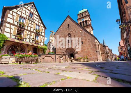 Saint Constantin Statue auf dem alten Marktplatz und der Sainte Croix Kirche Kaysersberg Elsass Haut-Rhin-Frankreich Stockfoto