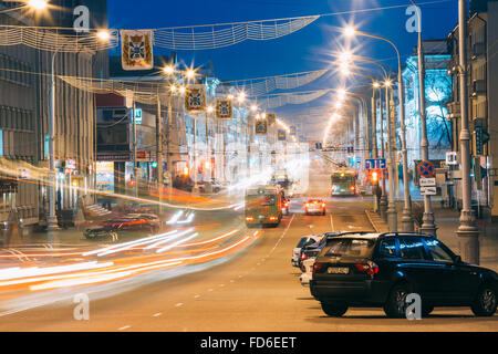 GOMEL, Weißrussland - 22. November 2014: Speed Traffic - Light Trails auf Lenin Avenue In Gomel, Weißrussland. Straße in der Nacht, lange Exposu Stockfoto