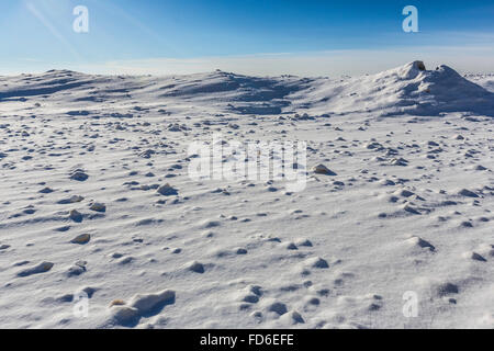 Eiskugeln, jetzt mit Schnee bedeckt, gebildet in der Brandung, dann gefrorene Solid als Bestandteil der Seeeis bildet am Rande des Sees Mic Stockfoto