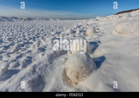 Eiskugeln gebildet in Brandung, dann eingefroren, am Rande des Lake Michigan, rosigen Hügel natürliche Umgebung, in der Nähe von Grand Haven, Michigan, USA Stockfoto