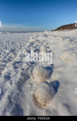 Eiskugeln gebildet in Brandung, dann eingefroren, am Rande des Lake Michigan, rosigen Hügel natürliche Umgebung, in der Nähe von Grand Haven, Michigan, USA Stockfoto