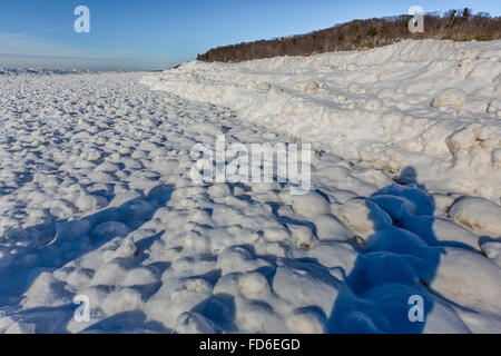 Eiskugeln gebildet in Brandung, dann eingefroren, am Rande des Lake Michigan, rosigen Hügel natürliche Umgebung, in der Nähe von Grand Haven, Michigan, USA Stockfoto