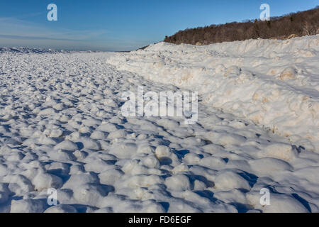 Eiskugeln gebildet in Brandung, dann eingefroren, am Rande des Lake Michigan, rosigen Hügel natürliche Umgebung, in der Nähe von Grand Haven, Michigan, USA Stockfoto