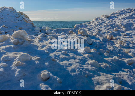 Eiskugeln gebildet in Brandung, dann eingefroren, am Rande des Lake Michigan, rosigen Hügel natürliche Umgebung, in der Nähe von Grand Haven, Michigan, USA Stockfoto