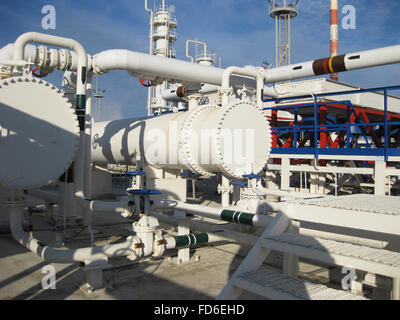 Wärmetauscher in einer Raffinerie. Die Ausrüstung für die Erdölverarbeitung. Stockfoto