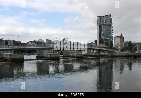 Blick über den Fluss Lagan Belfast am Lagan Weir. Das moderne Gebäude ist The Boat (Büros und Wohnungen); auf der rechten Seite davon Stockfoto